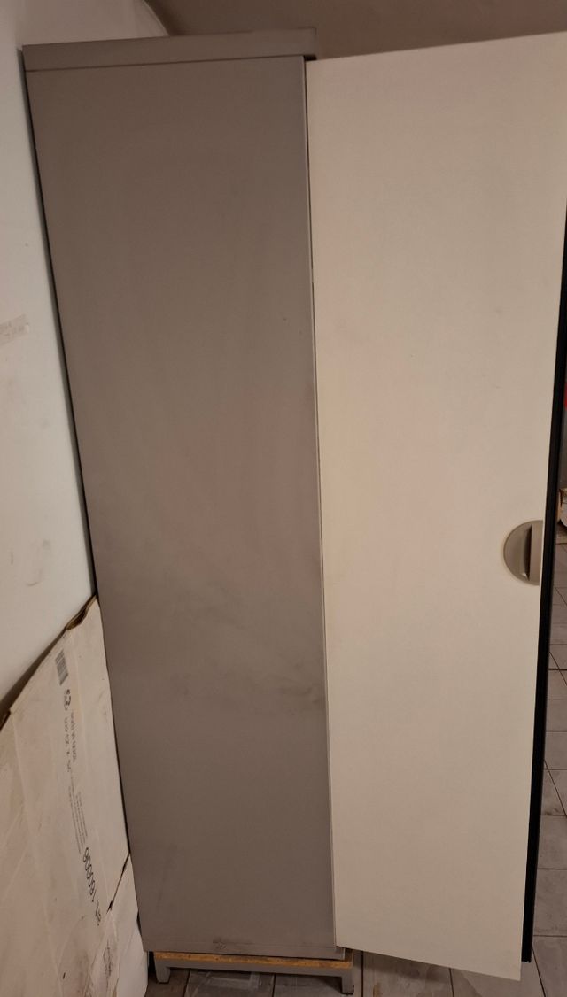 Armario metálico blanco y gris