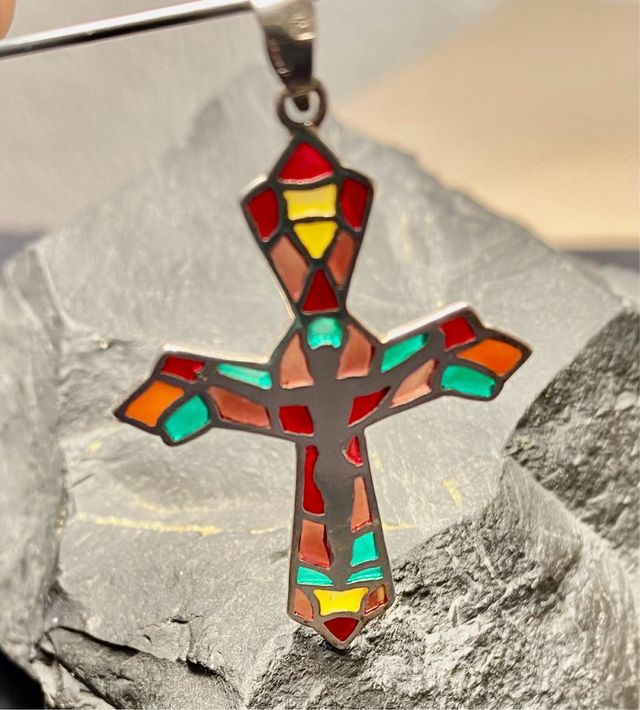 Cruz artesanal plata multicolor vidriera