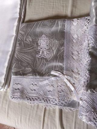 Lenzuola in raso argento e pizzo