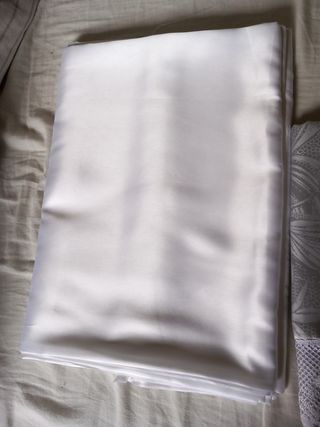 Lenzuola in raso argento e pizzo