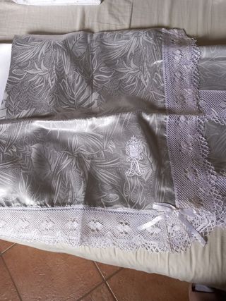 Lenzuola in raso argento e pizzo