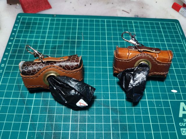 Porta bolsas perro cuero hecho a mano