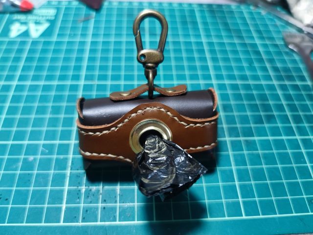 Porta bolsas perro cuero hecho a mano