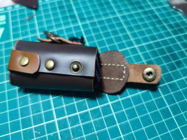 Porta bolsas perro cuero hecho a mano