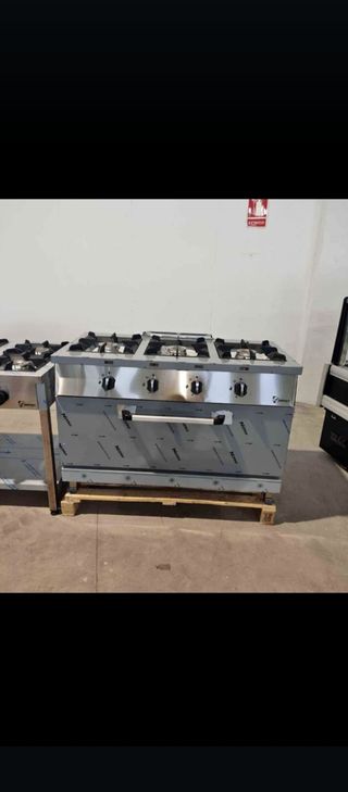 Cocina de 3 fuegos con horno.