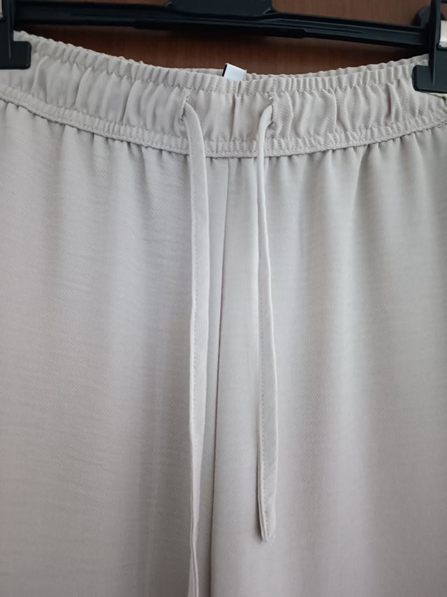 Pantaloni crop beige Stradivarius XS