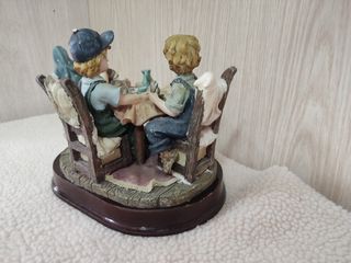 Figura niños desayunando