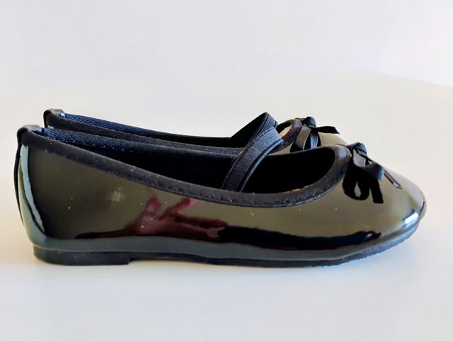 ́Talla 26 y 27 bailarinas charol negro