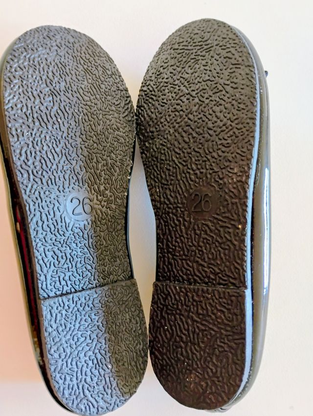 ́Talla 26 y 27 bailarinas charol negro