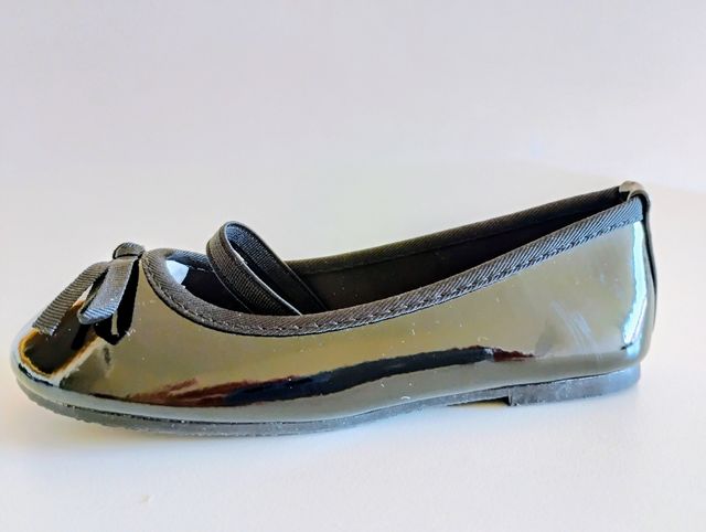 ́Talla 26 y 27 bailarinas charol negro