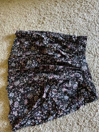 Falda floral negra y multicolor
