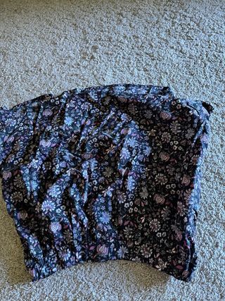 Falda floral negra y multicolor