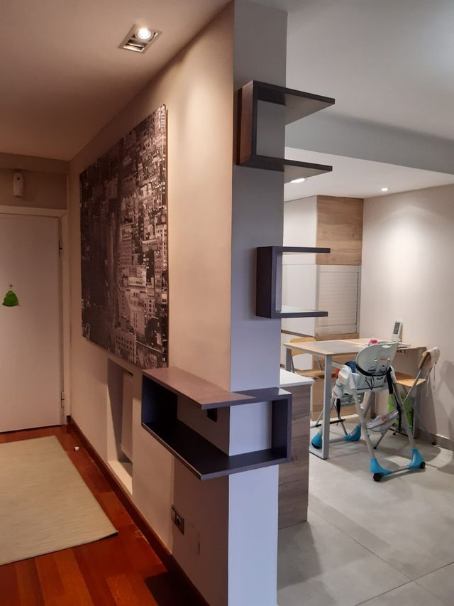 Libreria in legno - marrone e bianco