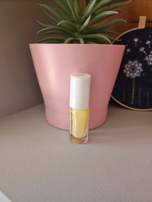 Stice Essie 648 Summer Soul, giallo pastello