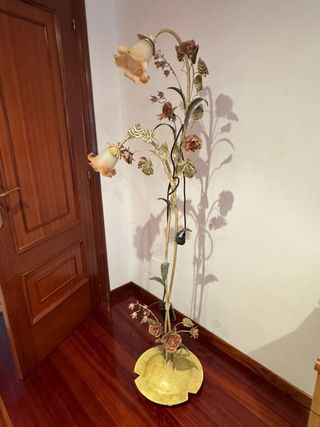 Lámpara de pie con apliques de flores