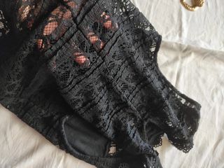 Top Zara encaje semitransparente cuello perkins