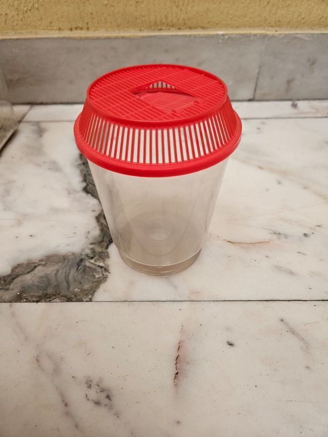 Acuario plástico pequeño amarillo