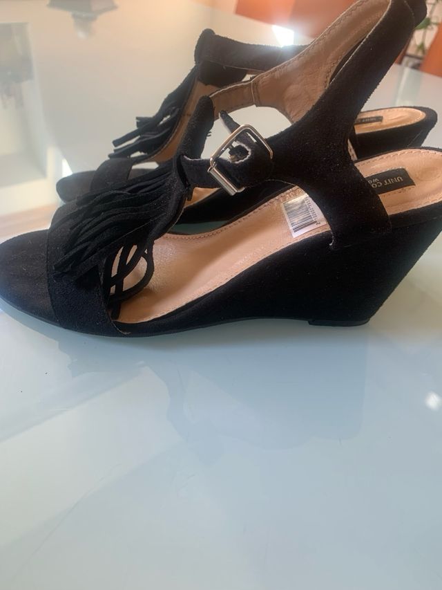 Sandalias negras tacón flecos
