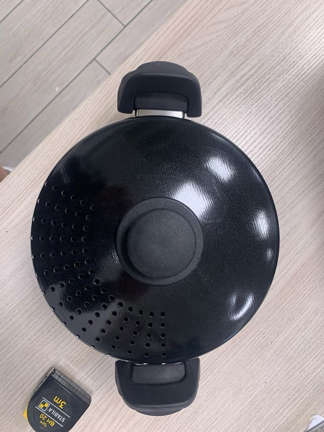 Pentola antiaderente con coperchio forato