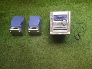 Equipo de música compacto: radio, casseiie y 3 CDs