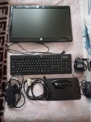 Monitor HP con accesorios.