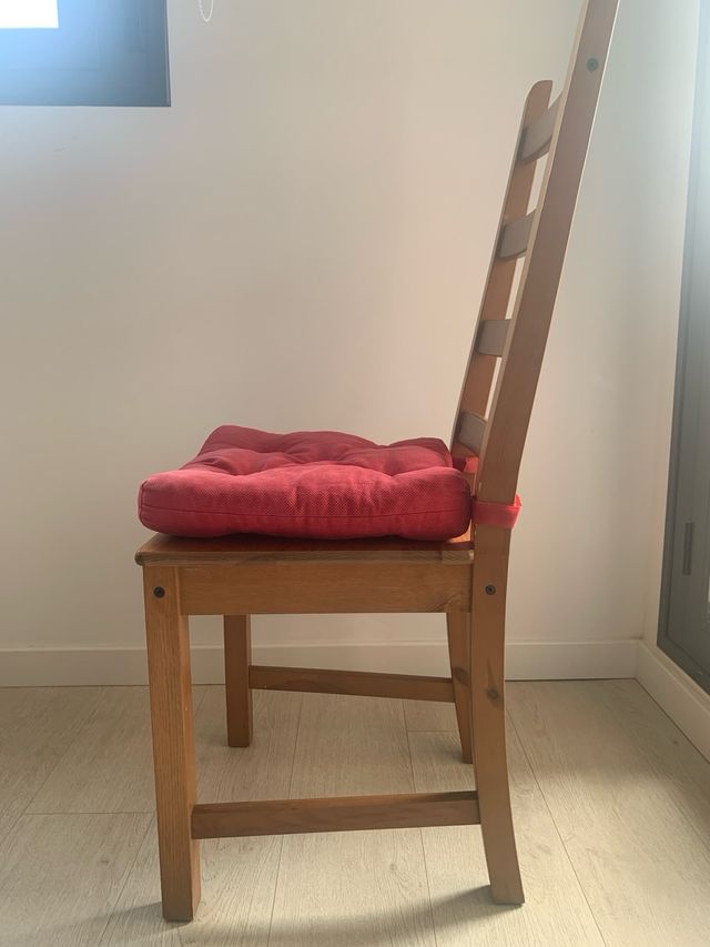 Juego mesa de conedor y 4 sillas