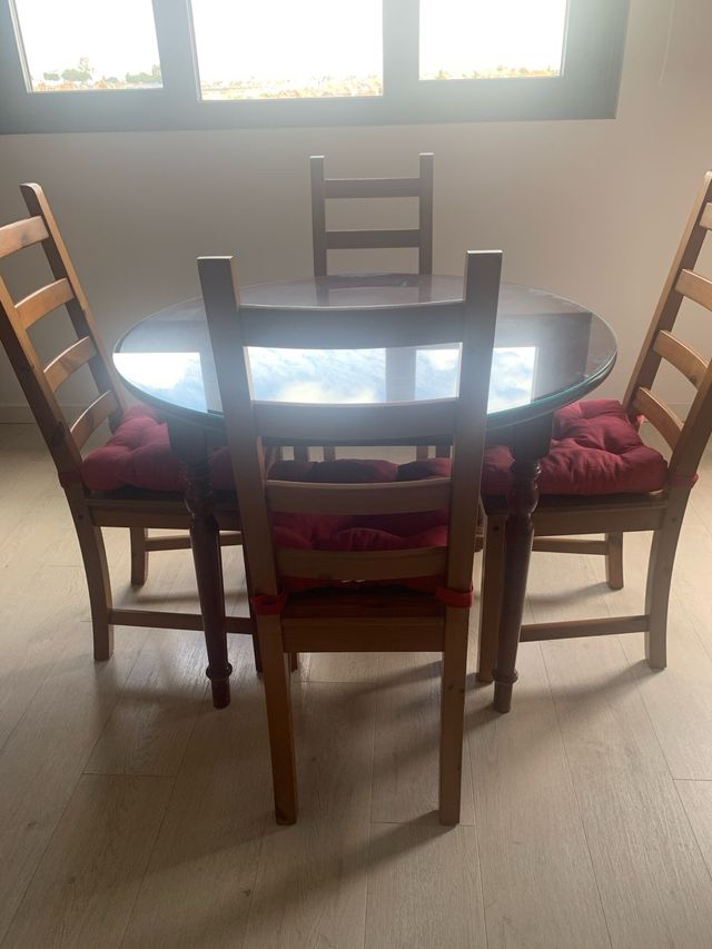 Juego mesa de conedor y 4 sillas
