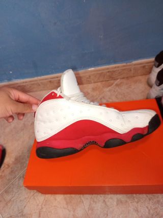 Zapatillas Jordan 13 blancas y rojas