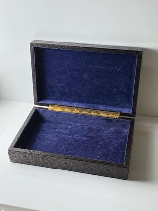 CAJA ANTIGUA DE MADERA E INTERIOR DE TERCIPELO