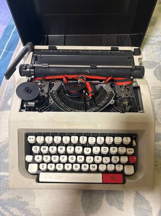 Olivetti Lettera 42: Máquina de escribir