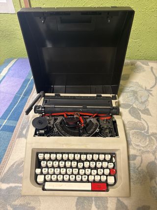 Olivetti Lettera 42: Máquina de escribir