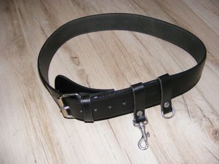 Cintura nera con accessori