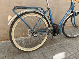 Bicicleta clásica azul, marca bh.