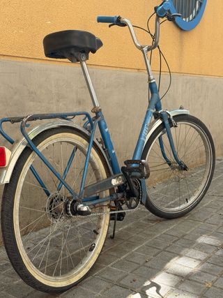 Bicicleta clásica azul, marca bh.