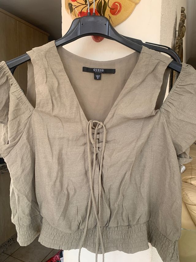Bonita blusa  Guess din estrenar