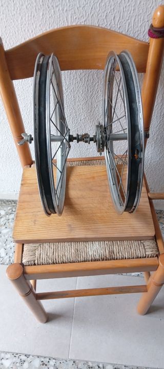 Ruedas antiguas pequeñas