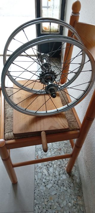 Ruedas antiguas pequeñas