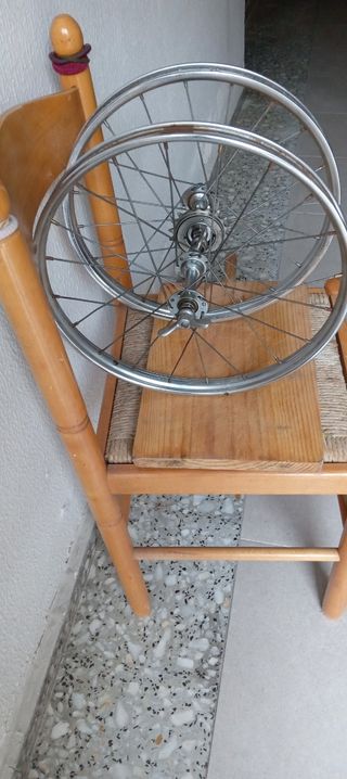 Ruedas antiguas pequeñas