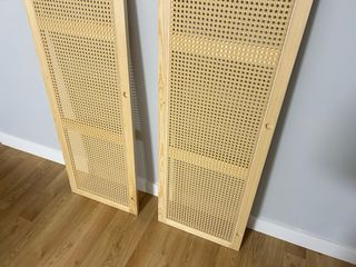 2 Puertas de armario de madera y ratan.