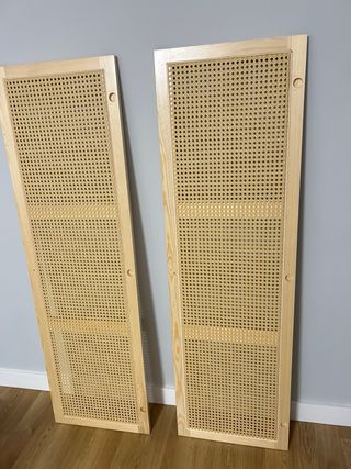 2 Puertas de armario de madera y ratan.