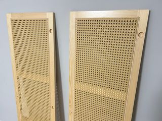 2 Puertas de armario de madera y ratan.