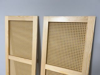 2 Puertas de armario de madera y ratan.