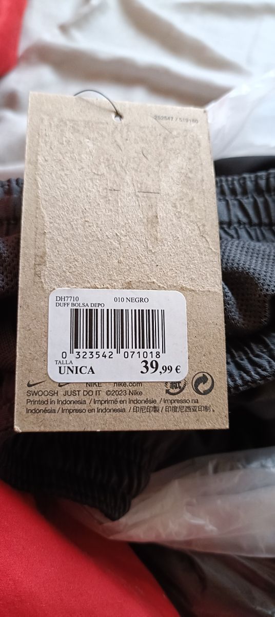 Chándal Nike gris chico Es gris oscuro ,color gris