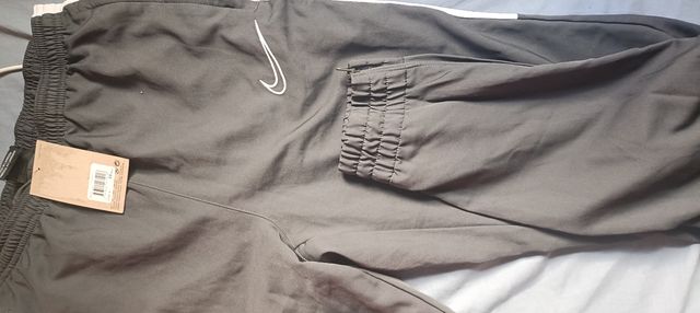 Chándal Nike gris chico Es gris oscuro ,color gris