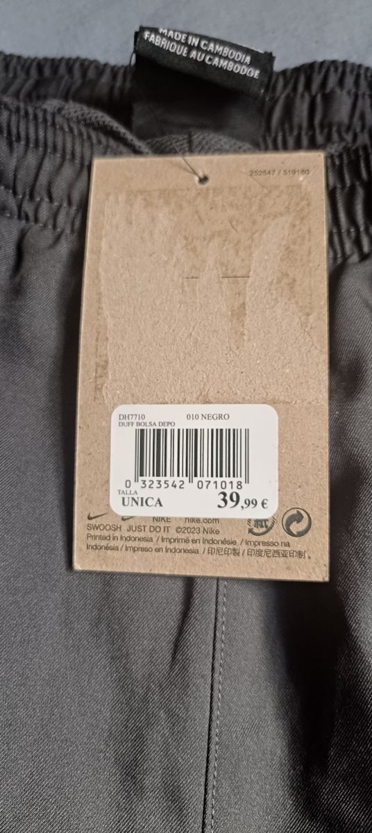 Chándal Nike gris chico Es gris oscuro ,color gris