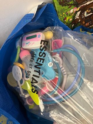 Juguetes de medico, cocinita, coches, animales...