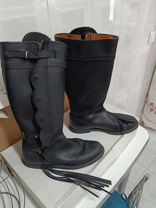 Botas altas negras estilo contrabandista