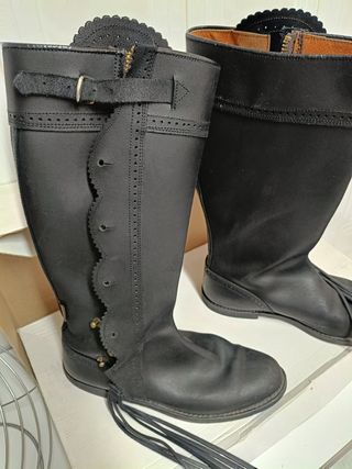 Botas altas negras estilo contrabandista