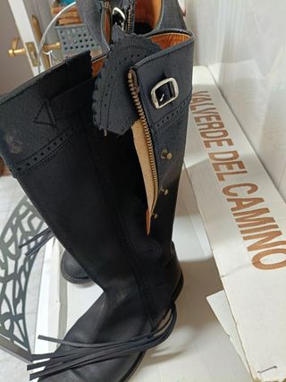 Botas altas negras estilo contrabandista