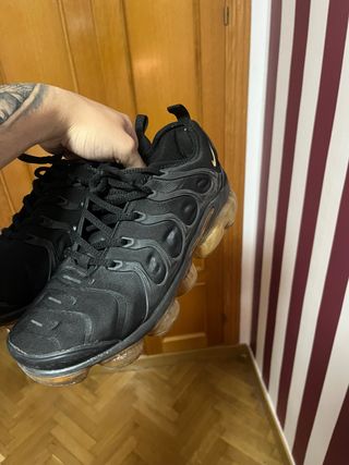 Nike Vapormax Plus negras/doradas